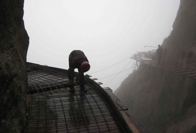 Insane Chinese Workers Risk Life