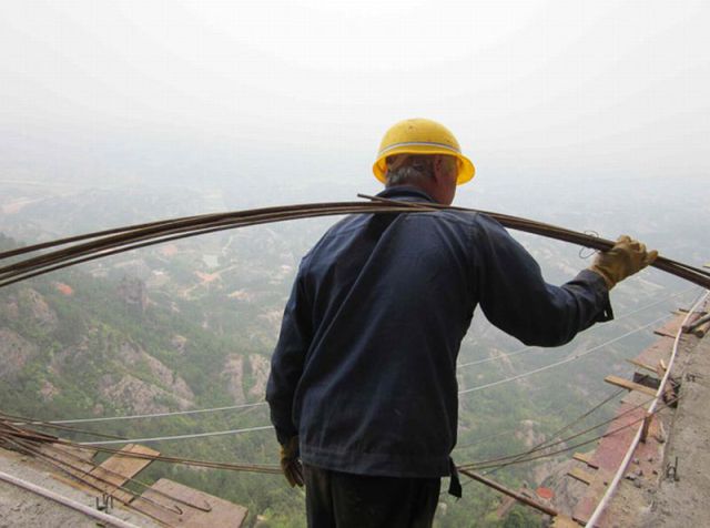 Insane Chinese Workers Risk Life