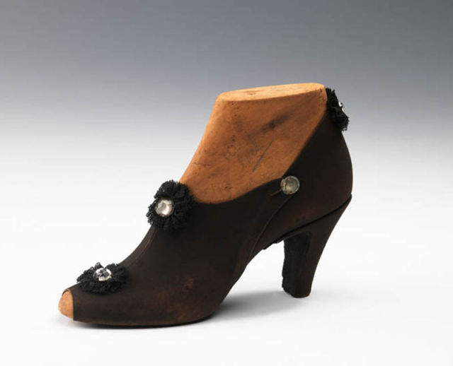 classic_womens_shoes_from_1939_640_01.jpg