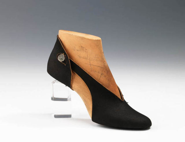 classic_womens_shoes_from_1939_640_04.jpg