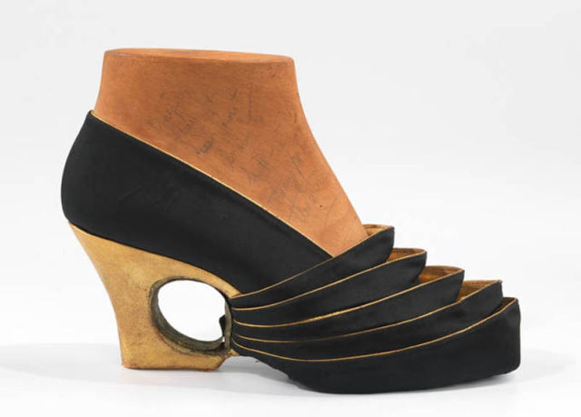 classic_womens_shoes_from_1939_640_20.jpg