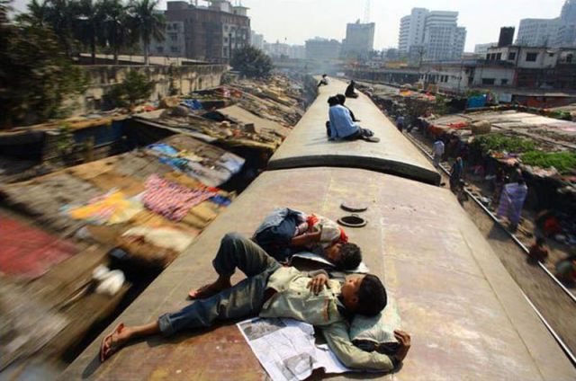 Harrowing Bangladesh Train Hopping Images