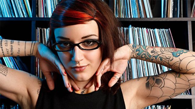 Chicks with Tattoo Sleeves