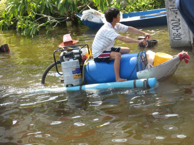 Kelakuan Paling GokiL rakyat Thailand di Musim Banjir ... !! 