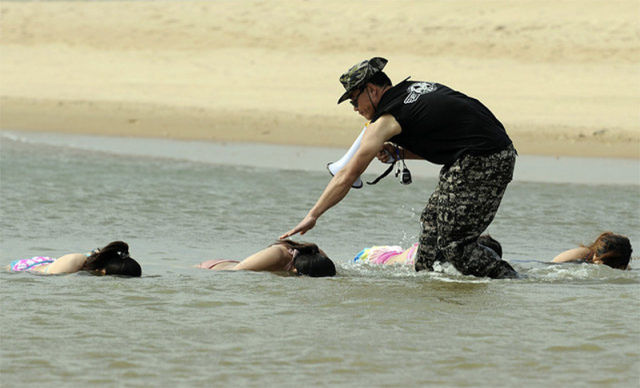 http://img.izismile.com/img/img5/20120109/640/chinese_female_bodyguard_training_640_05.jpg