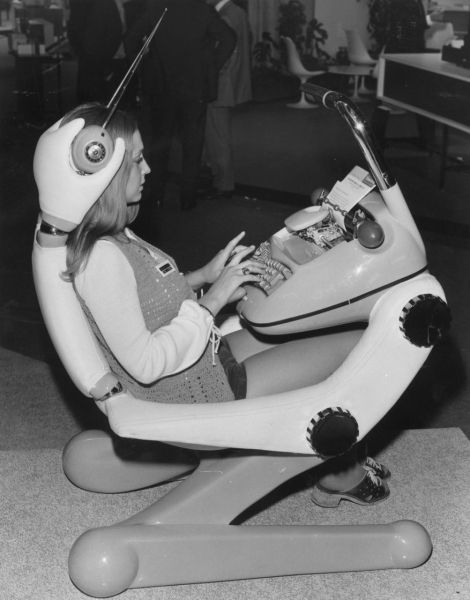 chica geek en la oficina escribiendo a máquina años 50