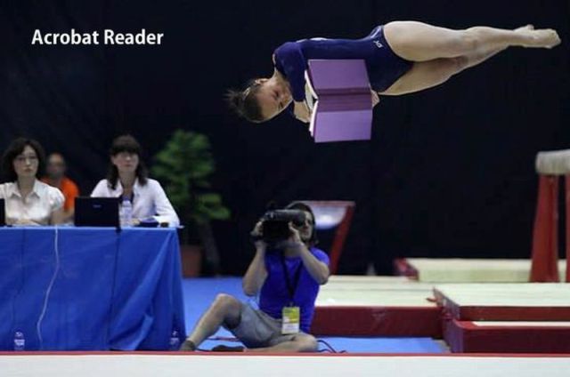 una gimnastia haciendo un alto y leyendo es una Acrobat Reader