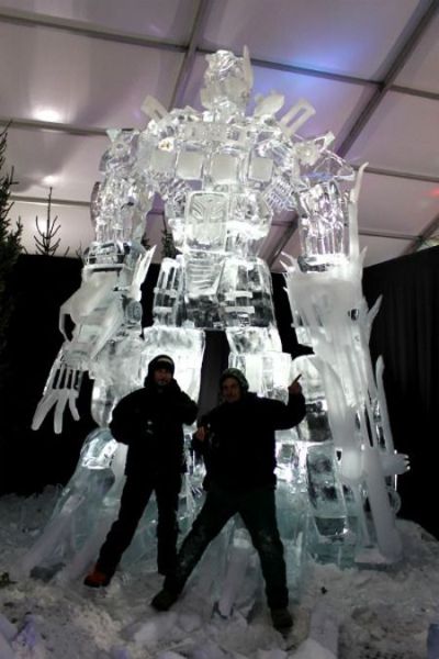 Escultura de hielo de un robot muy grande