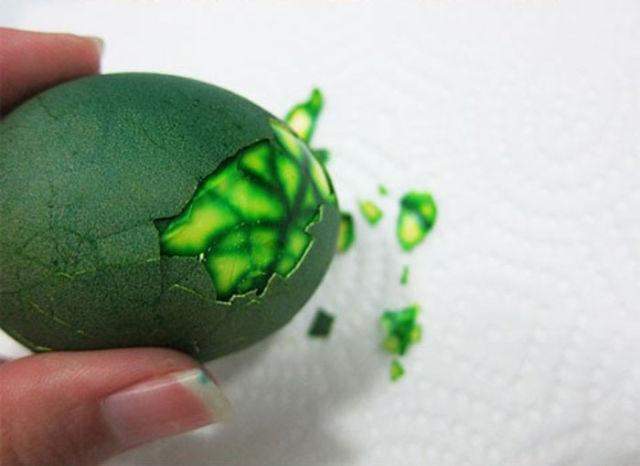 Giving a Marbling Effect to Your Easter Eggs