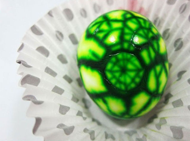 Giving a Marbling Effect to Your Easter Eggs