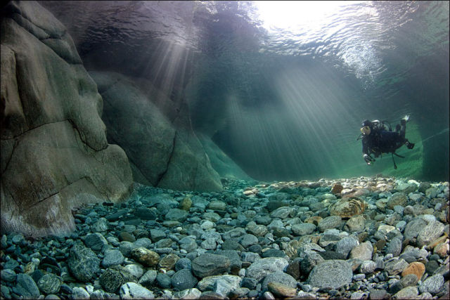 incredibly_clear_waters_of_the_verzasca_river_640_03.jpg