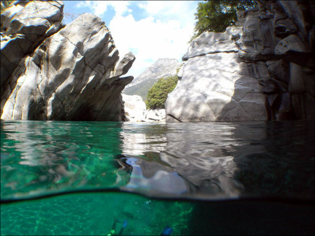 incredibly_clear_waters_of_the_verzasca_river_640_04.jpg