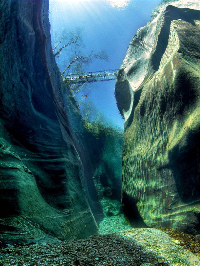 incredibly_clear_waters_of_the_verzasca_river_640_high_02.jpg