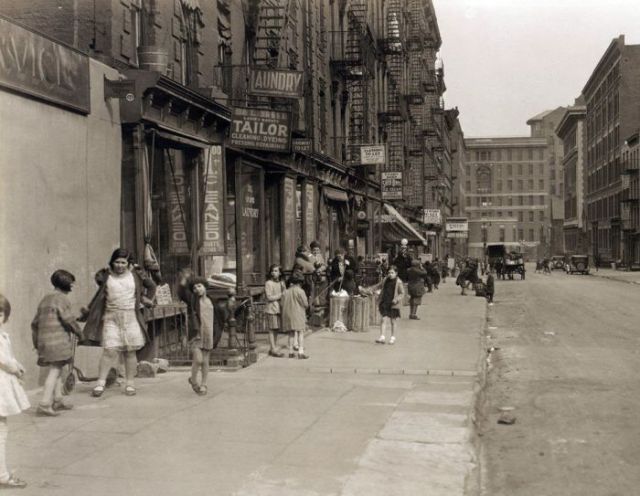 NYC Municipal Gallery Reveals Curious Historical Photos