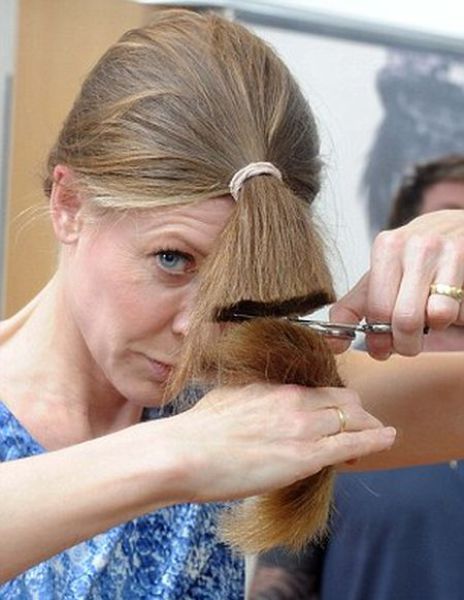 Celeb Hairdresser’s Tip for a DIY Haircut (7 pics)