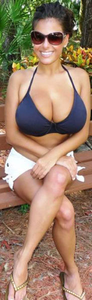 Sexy Women With Tiny Waists and Huge Breasts Sexy Women With Tiny Waists and Huge Breasts