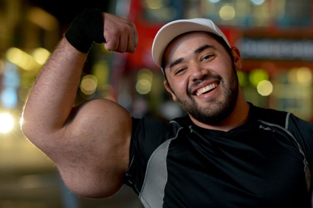 [Image: egyptian_bodybuilder_has_the_biggest_arm...640_04.jpg]