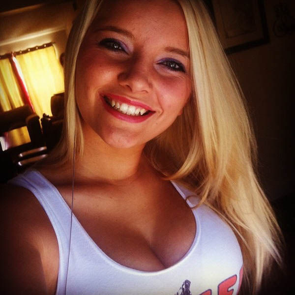 instagram_pictures_of_hooters_chicks_640_01.jpg