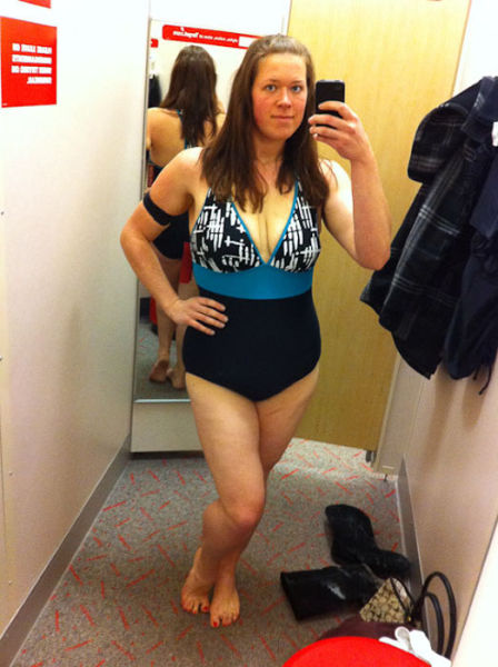 Mirror Self-Portraits Series Captures This Woman’s Remarkable Weight Loss