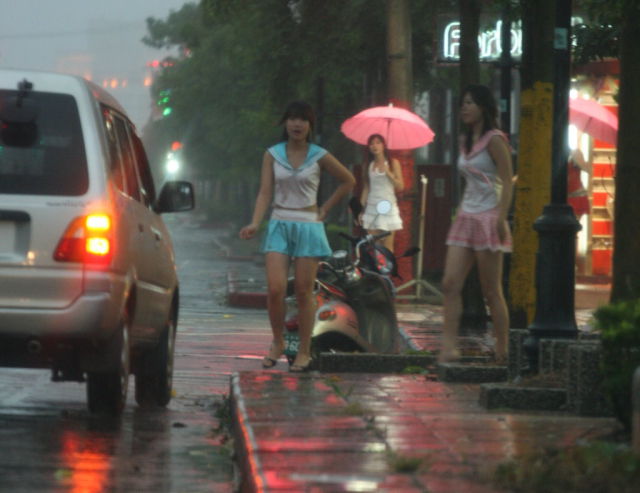 Provocative Attire Makes More Men Nuts for Betel Nuts