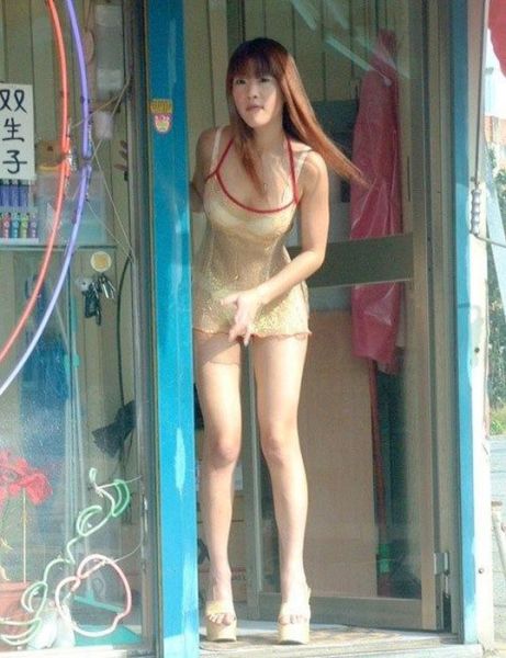 Provocative Attire Makes More Men Nuts for Betel Nuts