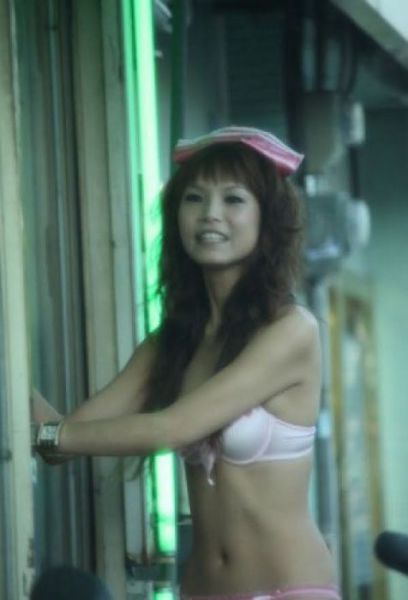 Provocative Attire Makes More Men Nuts for Betel Nuts