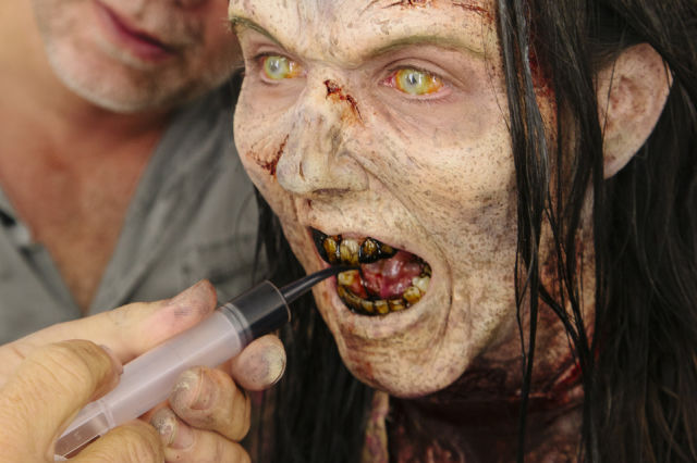 Beginilah Proses Wanita Cantik Menjadi Zombie Di Film The Walking Dead [ www.BlogApaAja.com ]
