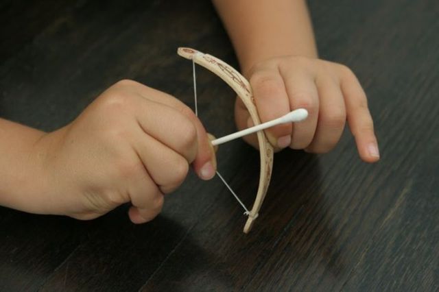 Turn a Simple Popsicle Stick Into a Cool Bow and Arrow Set (6 pics