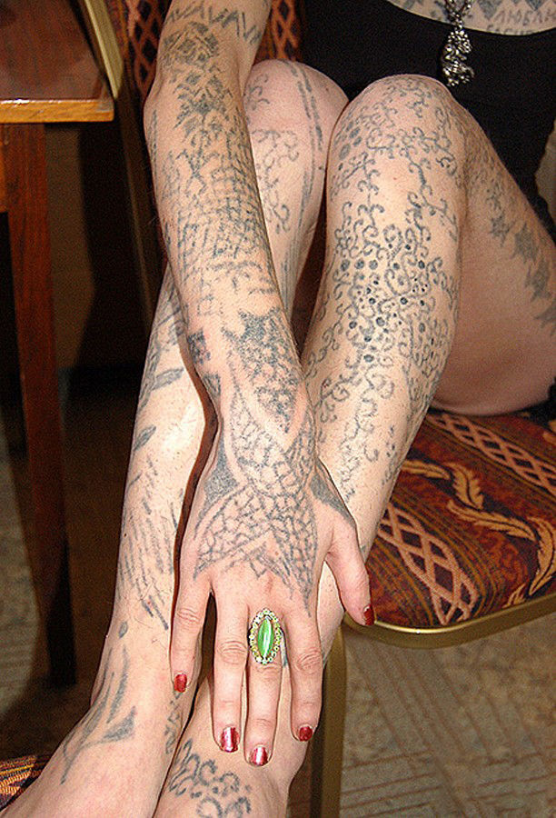 Татуированная эмо в чулках с бритой пиздой 