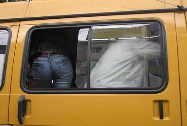 Таксист отвозит незнакомку с большими дойками домой и вставляет член в её промежность