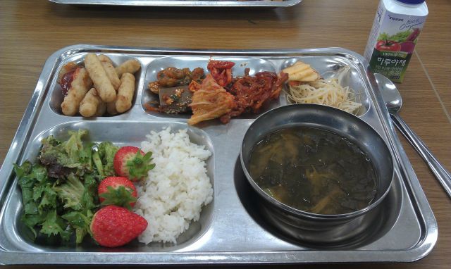 What Korean Private School Kids Get Served for Lunch (8 pics