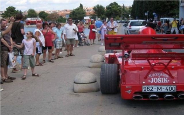 Enthusiastic Racing Car Fan Builds a Formula One Car By Hand!