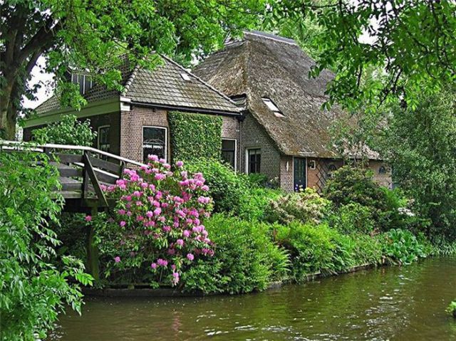 A Dutch Village Only Accessible by Boat