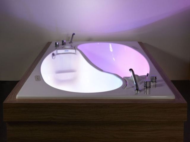 A Pricey Ying Yang Bathtub for Couples