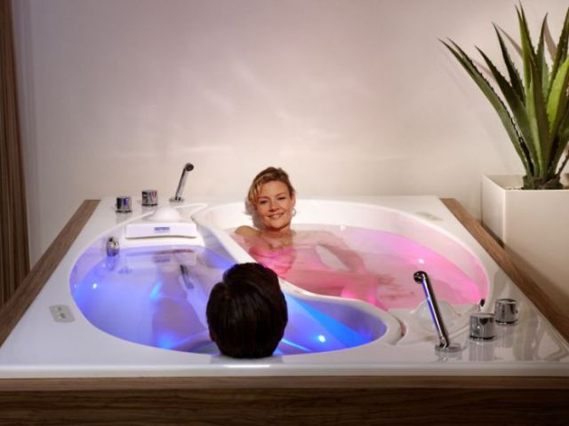 a_pricey_ying_yang_bathtub_for_couples_640_05.jpg