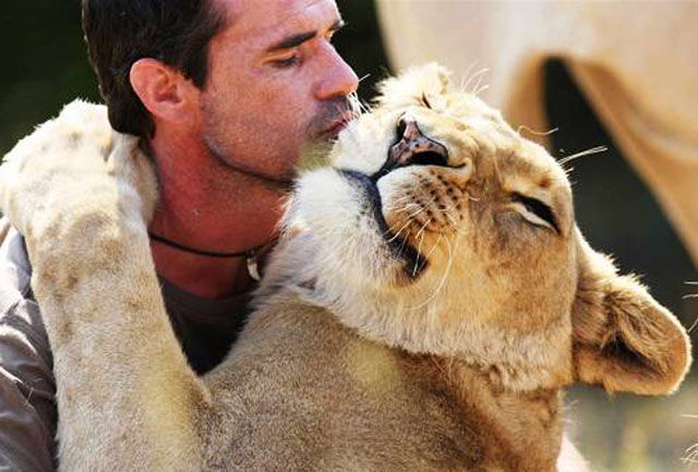 special-bonds-between-humans-and-wild-animals-25-pics-izismile