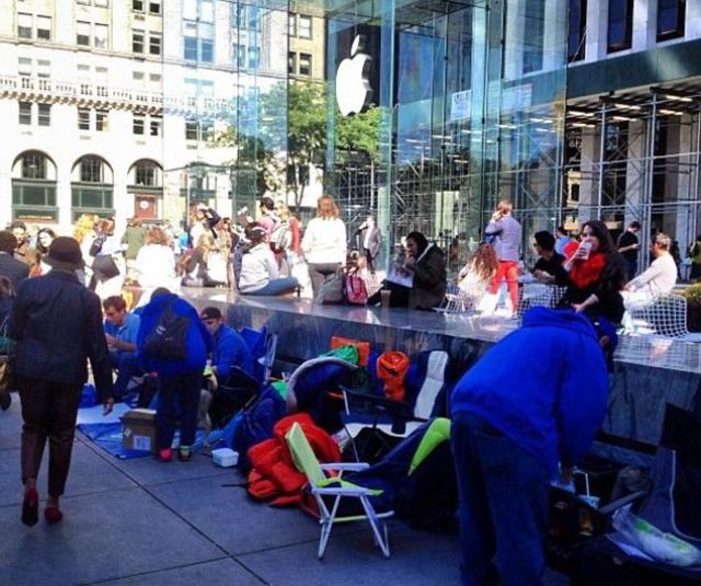 The iPhone 5 Frenzy as People Line Up to Get Theirs First