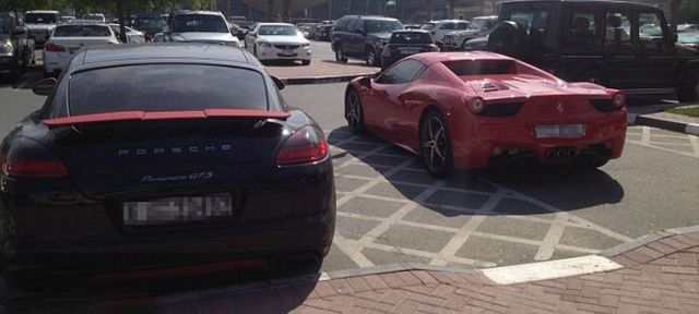 두바이에있는 대학에서 일반 주차장