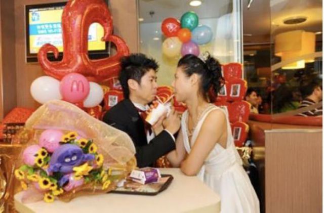 People Getting Married In A Mcdonalds Wtf 24 Pics