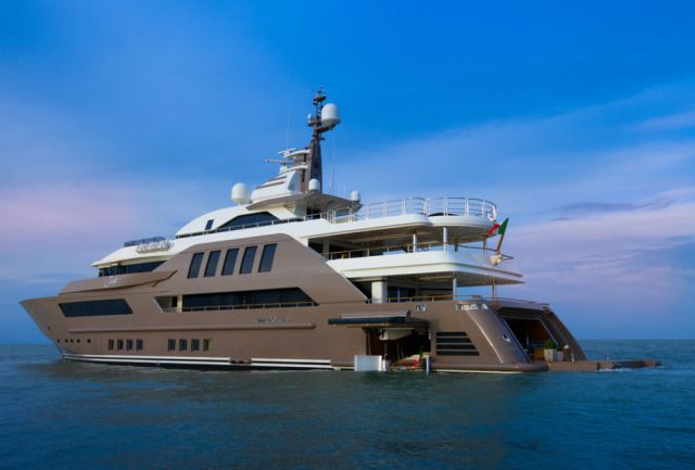 awesome_luxury_yacht_640_02.jpg