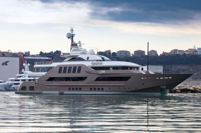 awesome_luxury_yacht_640_03.jpg