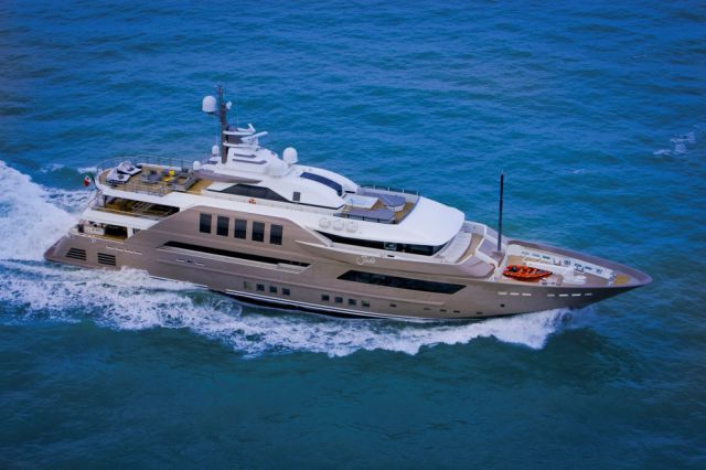 awesome_luxury_yacht_640_04.jpg