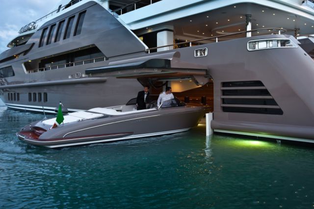 awesome_luxury_yacht_640_06.jpg