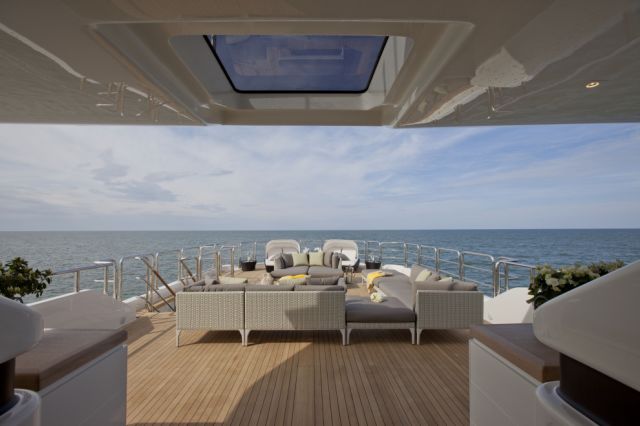 awesome_luxury_yacht_640_20.jpg