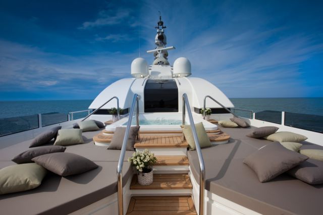 awesome_luxury_yacht_640_21.jpg