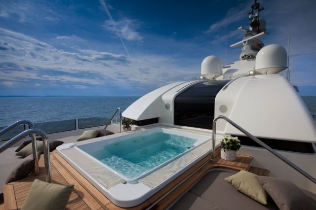 awesome_luxury_yacht_640_22.jpg