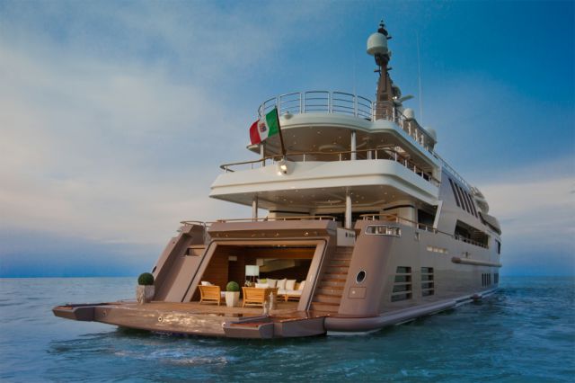 awesome_luxury_yacht_640_23.jpg