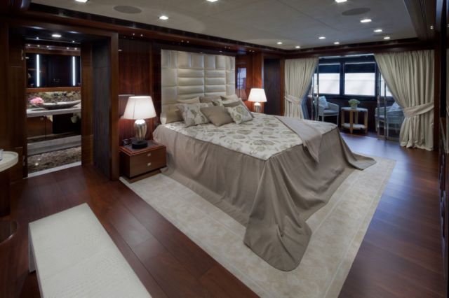 awesome_luxury_yacht_640_24.jpg