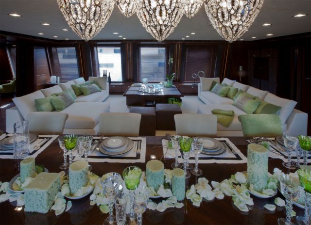 awesome_luxury_yacht_640_25.jpg