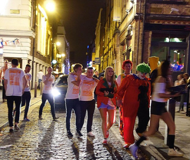 Students Unite for Drunken Debauchery in Liverpool (55 pics)